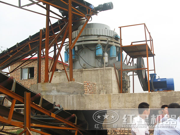 圓錐破碎機(jī)破碎現(xiàn)場(chǎng)