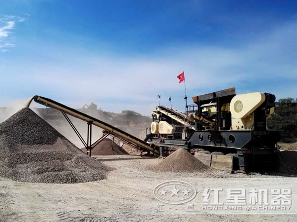 車(chē)載便攜式破碎機(jī)作業(yè)現(xiàn)場(chǎng)