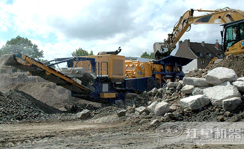 運作中的移動式建筑垃圾粉碎機(jī) 運作中的移動式建筑垃圾粉碎機(jī)