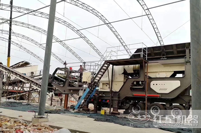 69式移動破碎機(jī)工作現(xiàn)場實(shí)拍圖