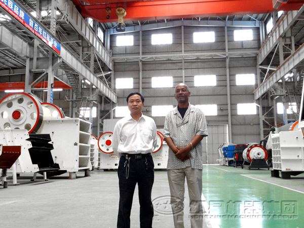 顎式破碎機(jī)車間客戶合影