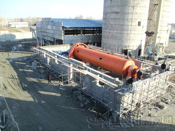 球磨機(jī)現(xiàn)場(chǎng)工作圖