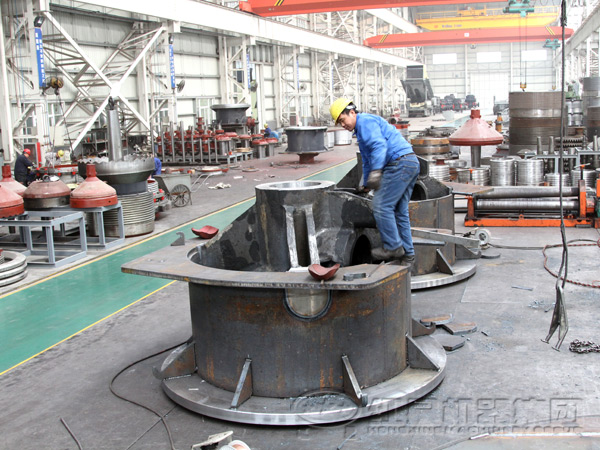 鵝卵石圓錐式破碎機(jī)生產(chǎn)車間