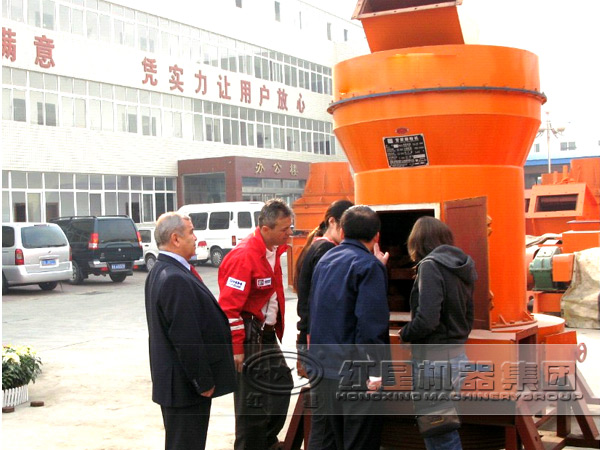 石灰石磨粉機(jī)客戶參觀