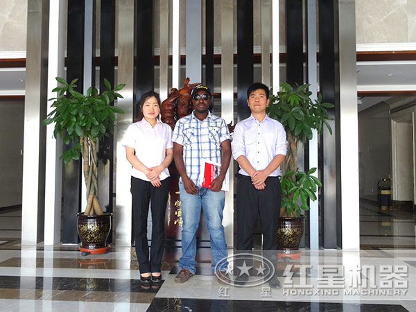 紅星機(jī)器銷售人員與客戶合影