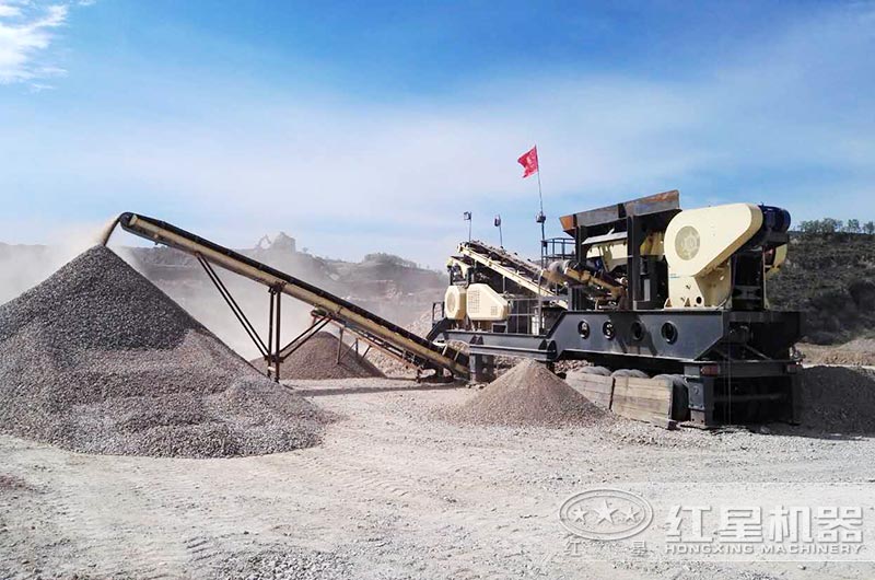 可生產(chǎn)出不同成品粒度的移動(dòng)打石子機(jī)現(xiàn)場(chǎng)