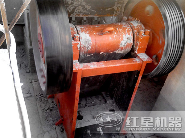 石塊破碎機現(xiàn)場工作圖