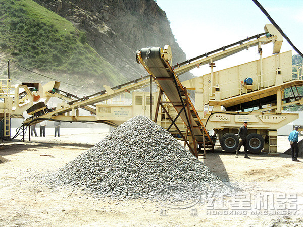 移動石頭破石機(jī)現(xiàn)場作業(yè)圖