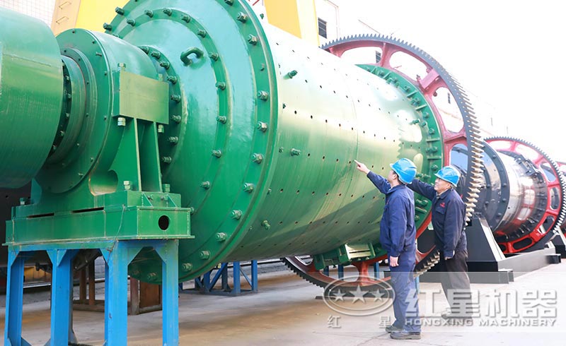 專業(yè)技術人員對成品球磨機進行檢查
