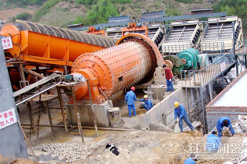 更換添加球磨機(jī)鋼球的現(xiàn)場(chǎng)操作