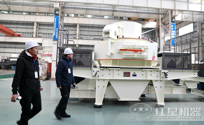 客戶到廠考察河卵石制砂機