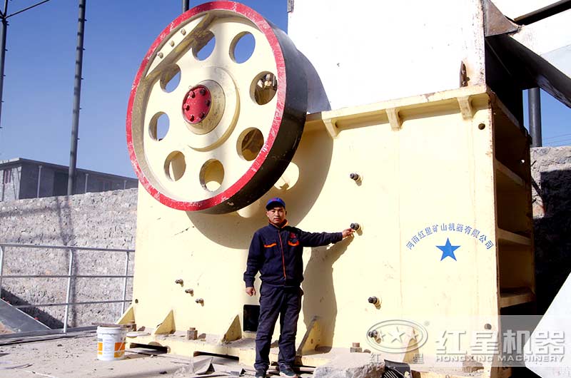 顎式破碎機的加工現(xiàn)場圖