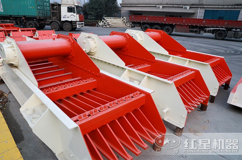 振動(dòng)給料機(jī)保證顎式破碎機(jī)均勻給料，是其正常運(yùn)轉(zhuǎn)的必要條件