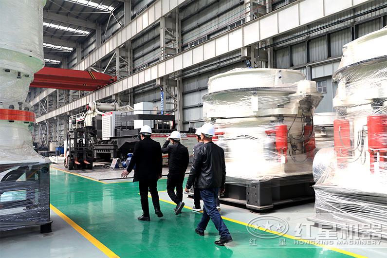 用戶來(lái)紅星圓錐破碎機(jī)車間參觀