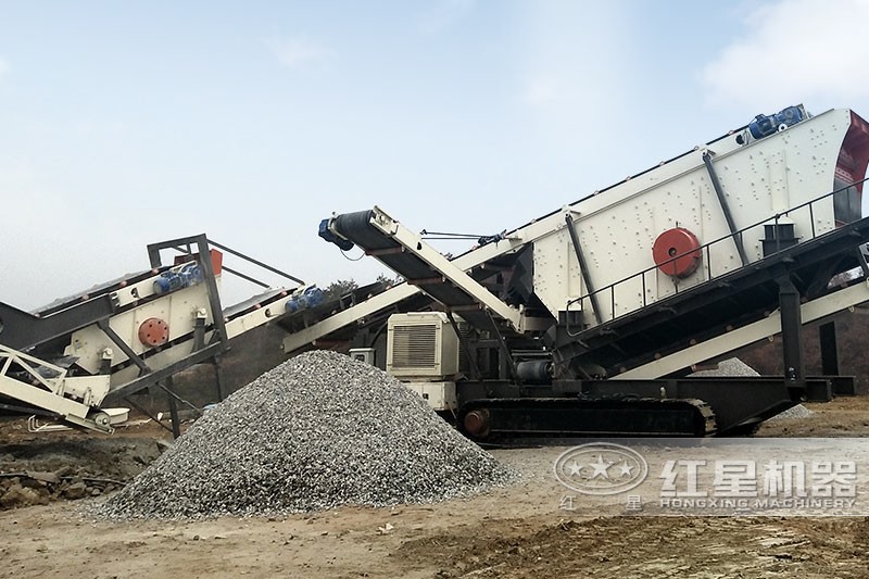 可移動的砂石振動篩選機作業(yè)現(xiàn)場