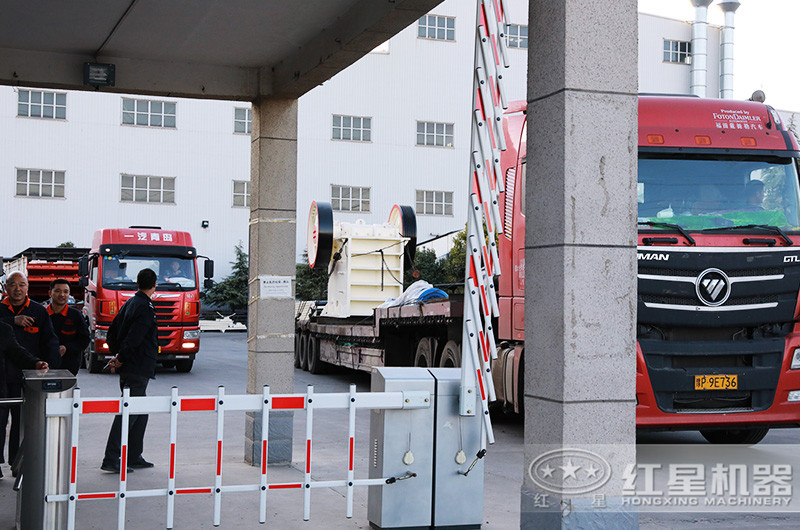 時產(chǎn)100噸石料的破碎加工設備發(fā)貨現(xiàn)場