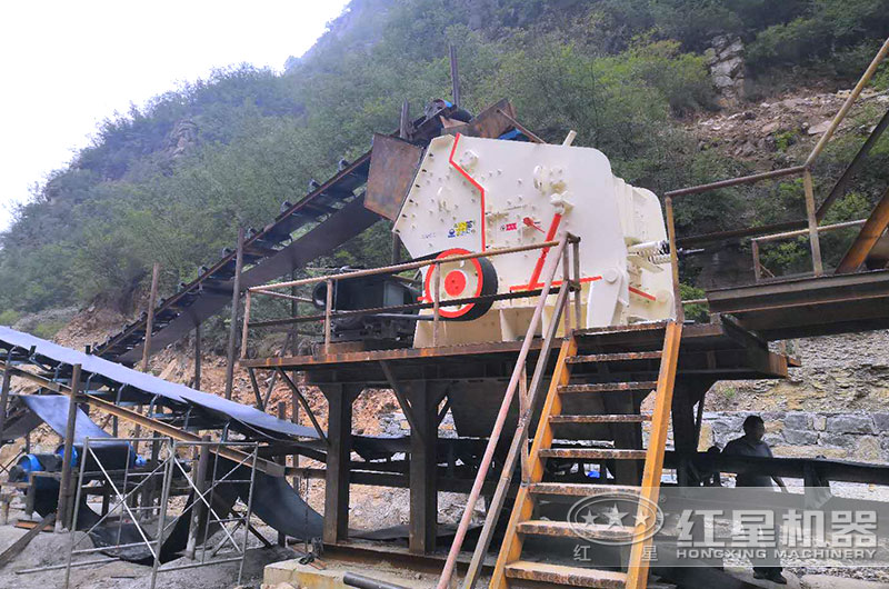 時(shí)產(chǎn)500噸反擊破工作現(xiàn)場(chǎng)圖片